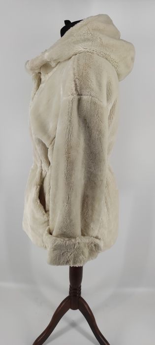 Futro damskie w kolorze ecru z kapturem zima