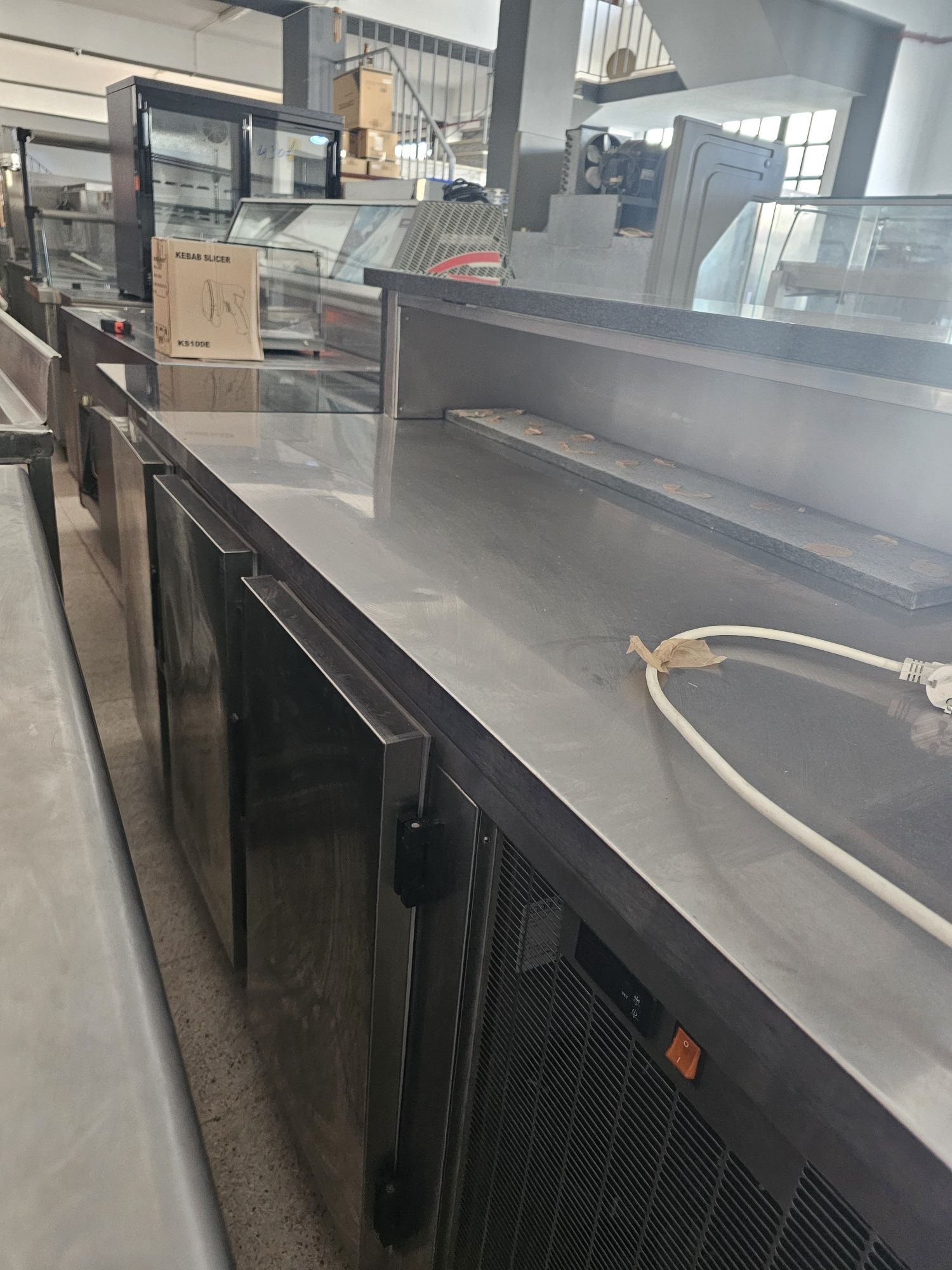 Balcão refrigerado com pedra