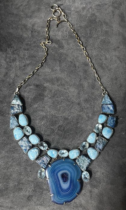 Продам колье серебро м натуральными камнями