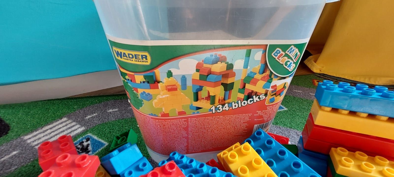 Wiaderko z plastikowymi klockami wader
