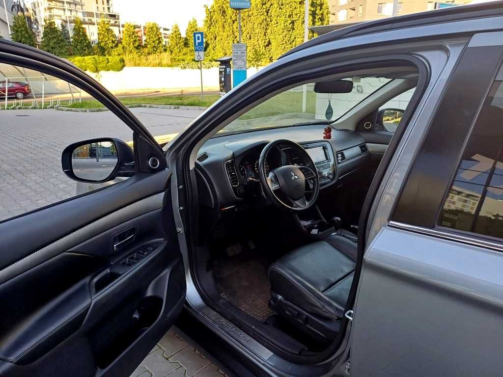 Outlander III 2.0 benzyna automat 7 osob skóra navi