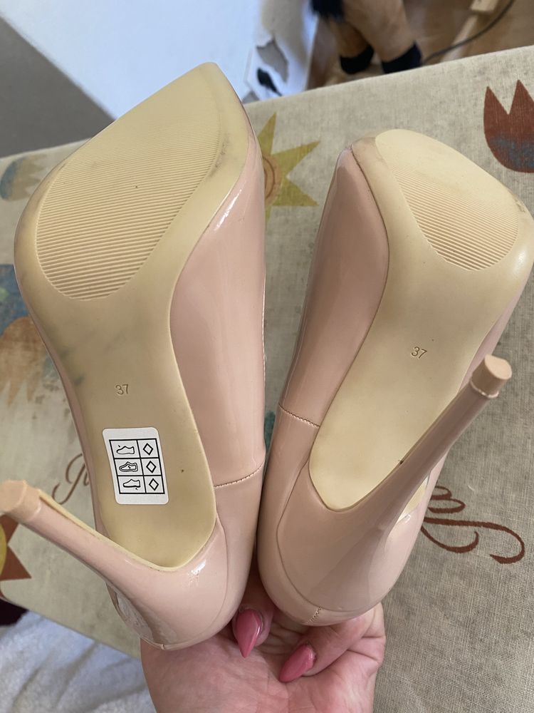 Sapatos novos de salto