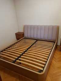 Велике двоспальне ліжко
