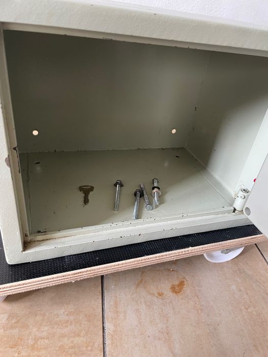 Cofre pequeno cinzento