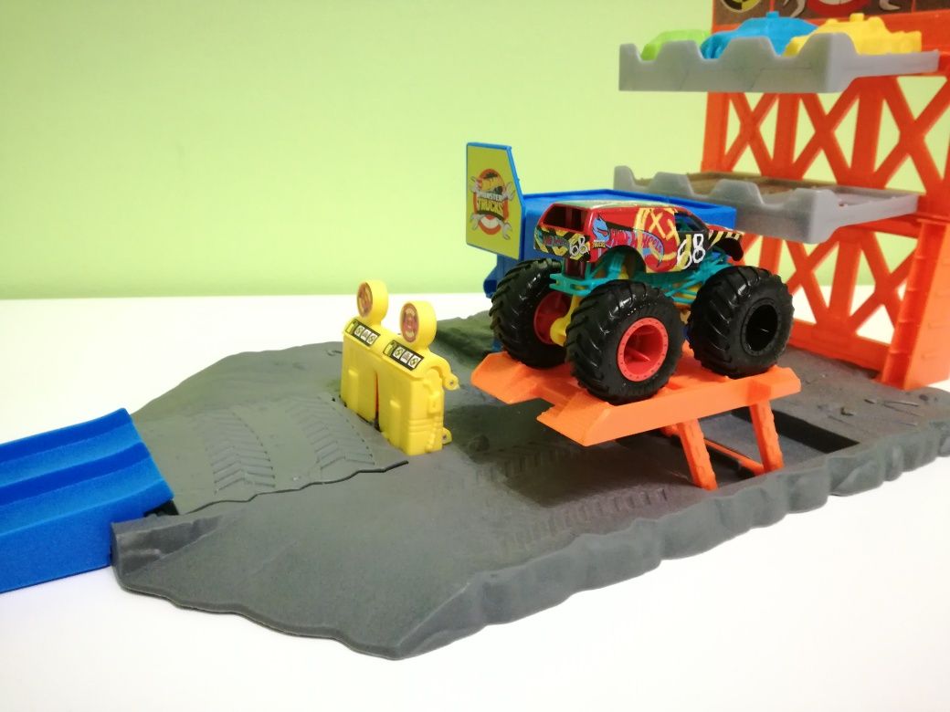Tor Hot Wheels Monster Truck Demolka na Stacji