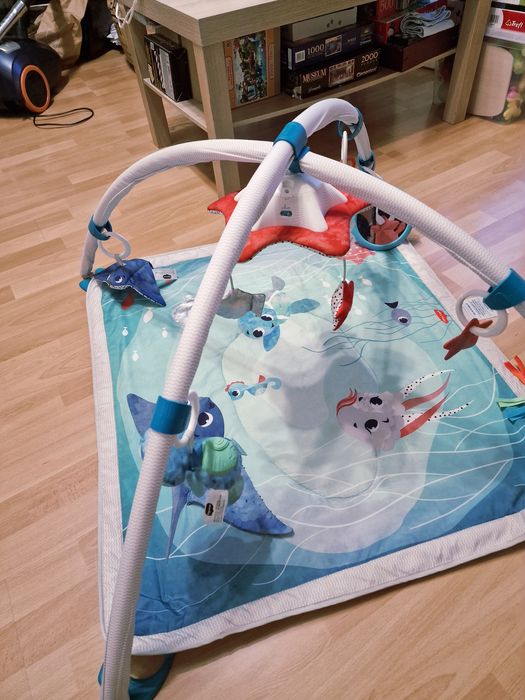 Mata dla niemowląt z motywem morskim i grającą karuzelą Tiny Love