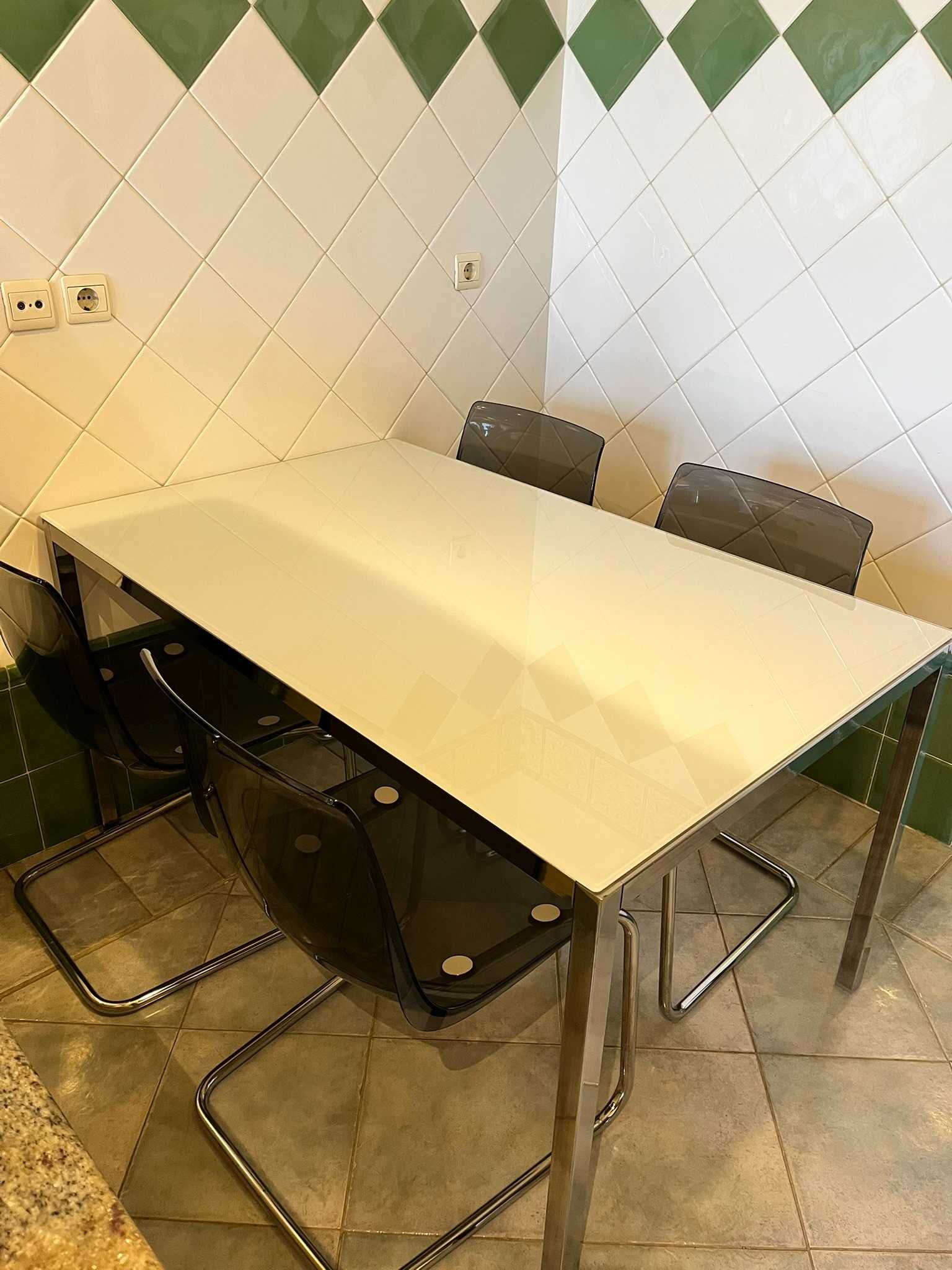 Conjunto Mesa IKEA Torsby e 4 cadeiras Tobias