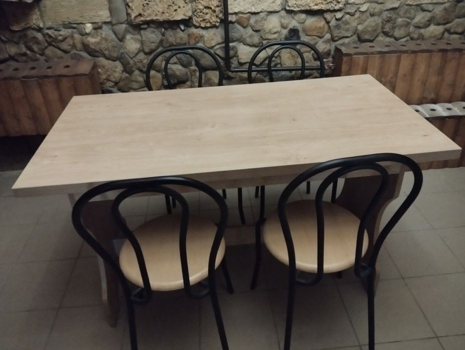 Столи з стільцями для бару та оселі