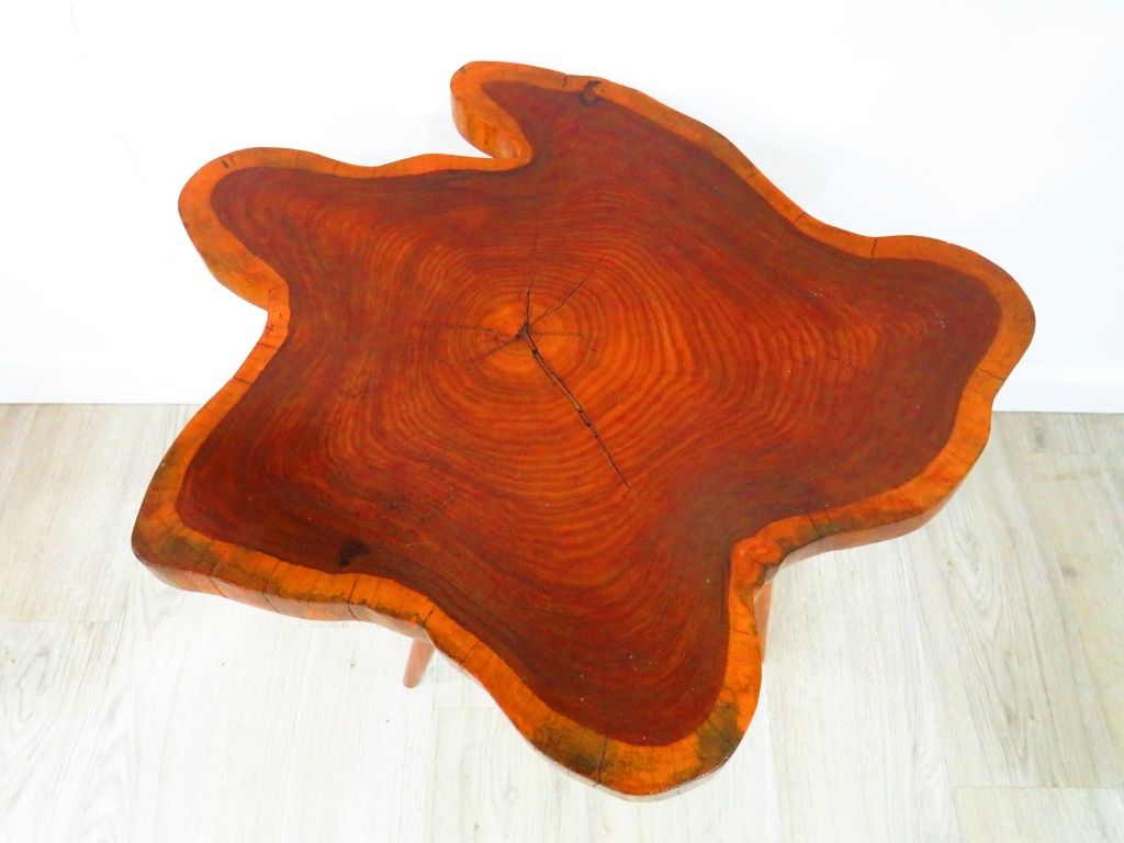 Mesa de apoio - tronco de árvore com pés de palito.