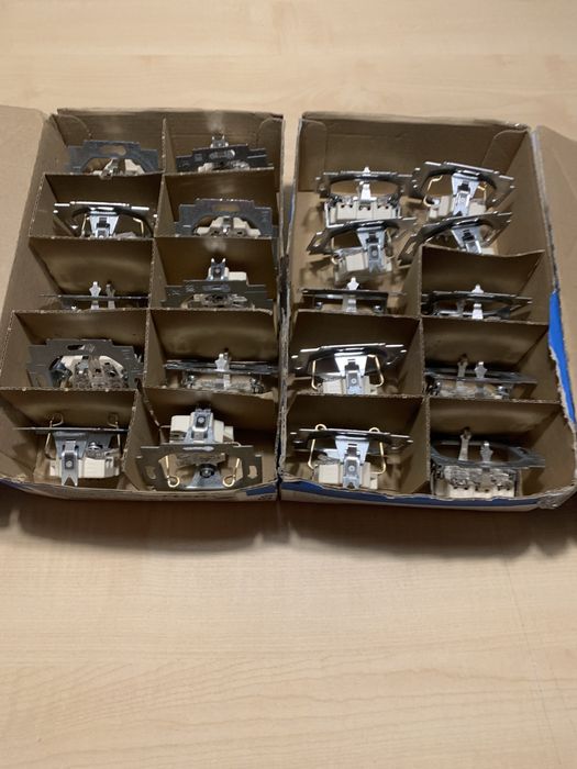 Gniazdka Busch-Jaeger 25 szt