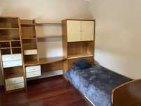 Quarto de solteiro tipo estudio em madeira de pinho com portas lacadas