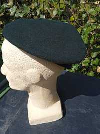 Beret wojskowy zielony.