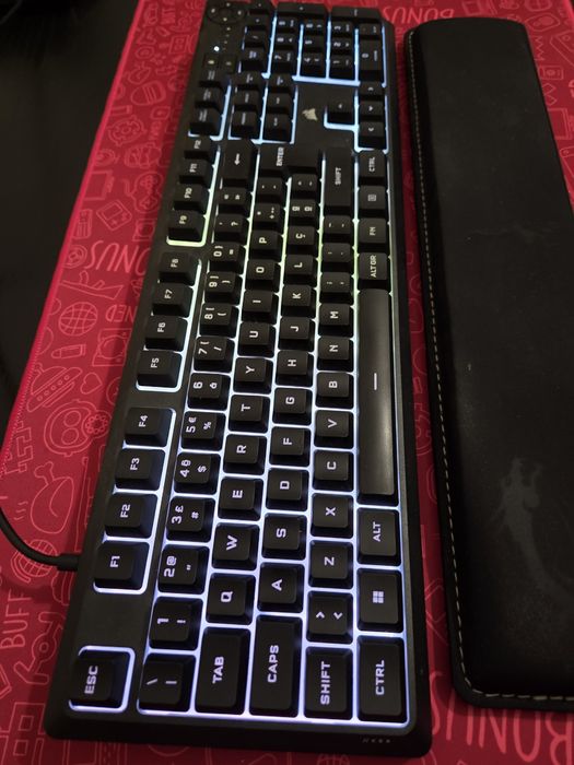 teclado gaming corsair k55 core rgb gaming rubber dome pt + apoio puls