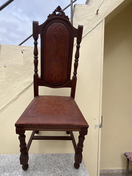 Cadeiras madeira maciça torneadas, com assento e costas em pele, em mu