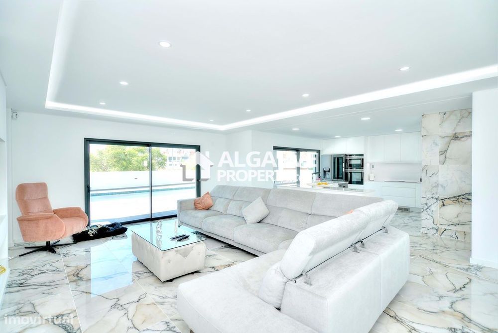 Maravilhosa moradia T4 a poucos passos da praia da Fuseta, Algarve