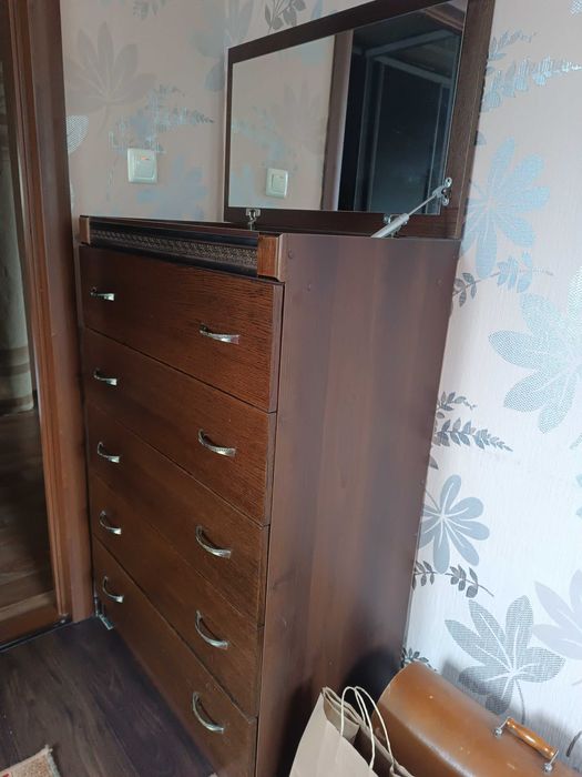 Комод з дзеркалом