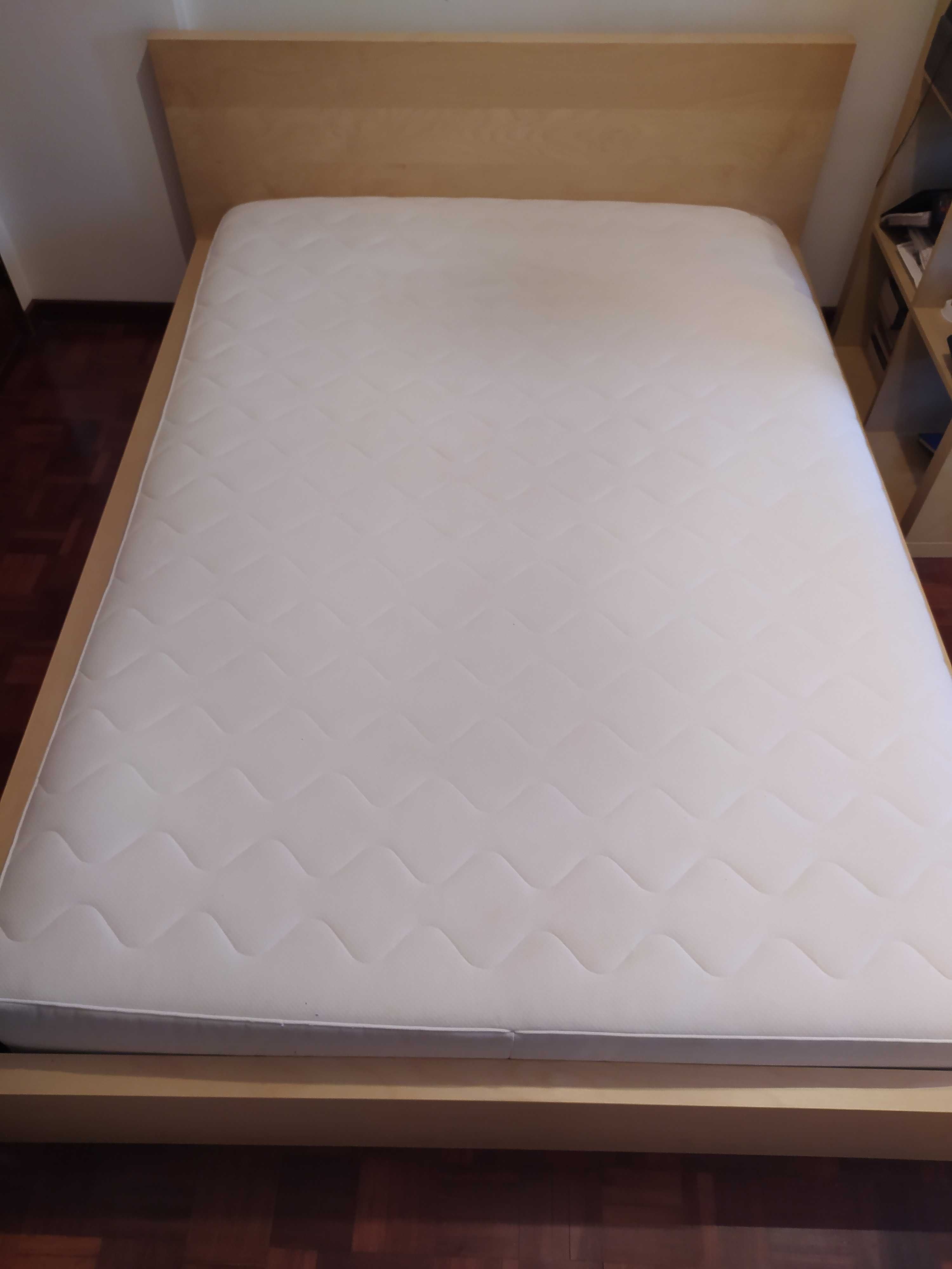 Cama + Secretária + Estante (IKEA MALM, cor bétula)