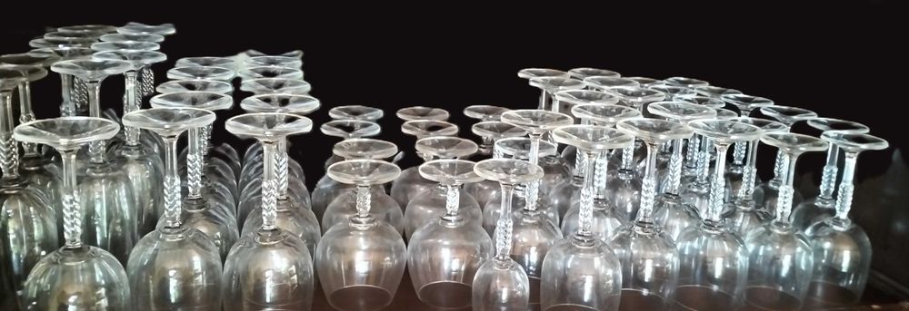 36 copos finos em muito bom estado de conservação.