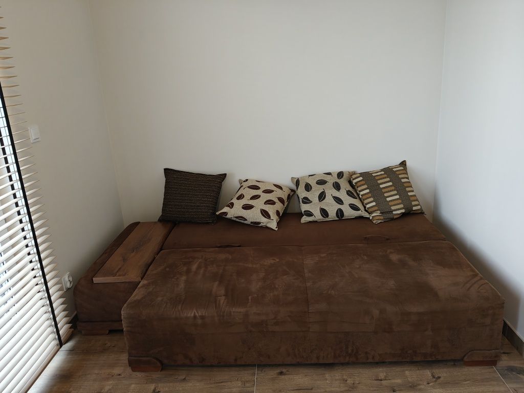Sofa, tapczan, kanapa w stylu vintage retro rozkładana z poduszkami