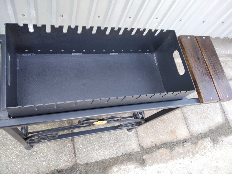 мангал стаціонарний на стійках з дерев'яними поличками/кочорга/шампура