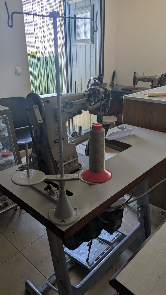 Máquina costura triplo arrasto Pfaff 335 motor monofásico.