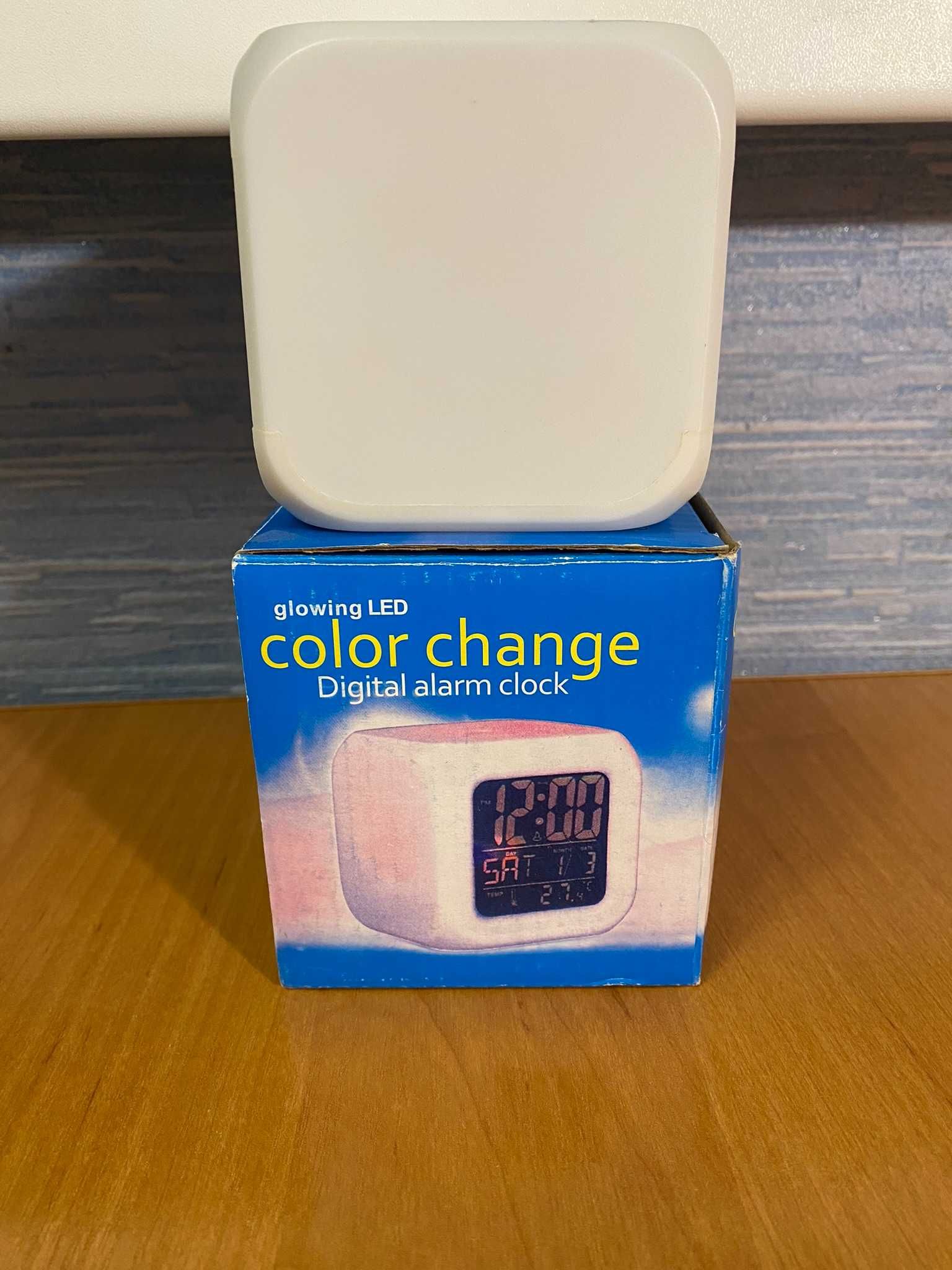 Электронные настольные часы с изменением цвета