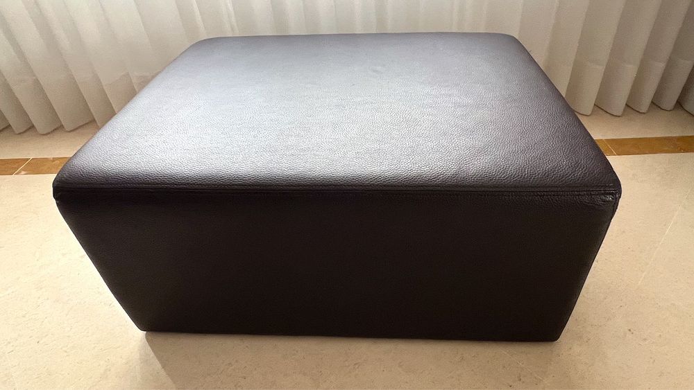 Puff grande em pele sintética