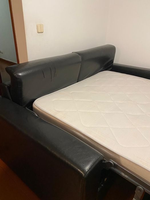 Sofá cama em pele