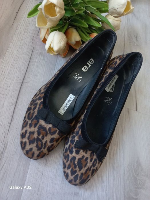 Nowe buty na słupku 39