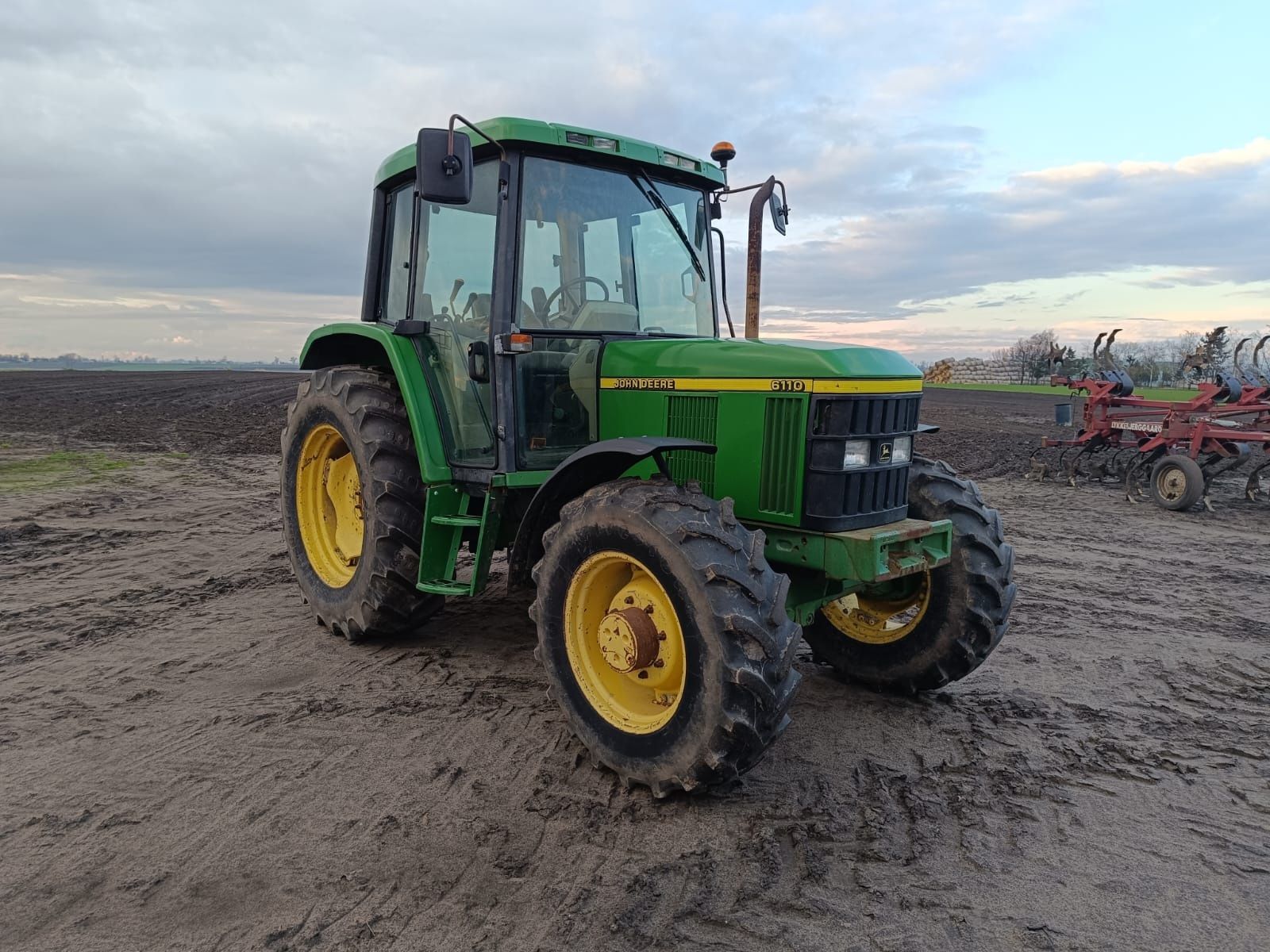 JOHN DEERE 6110 rok 1999,  Power Quad, opony 90%