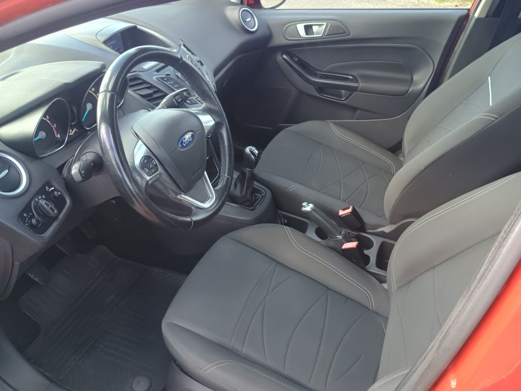 Ford Fiesta lift 2016 98t.km klima , park pilot , LED