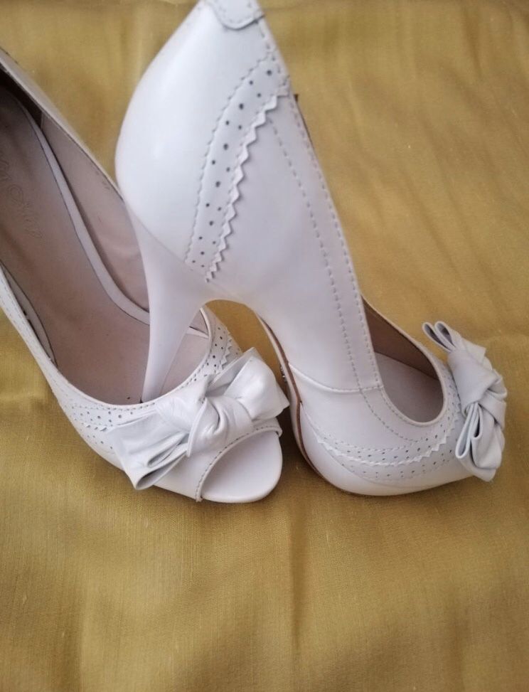 Продам белые туфли Mia May