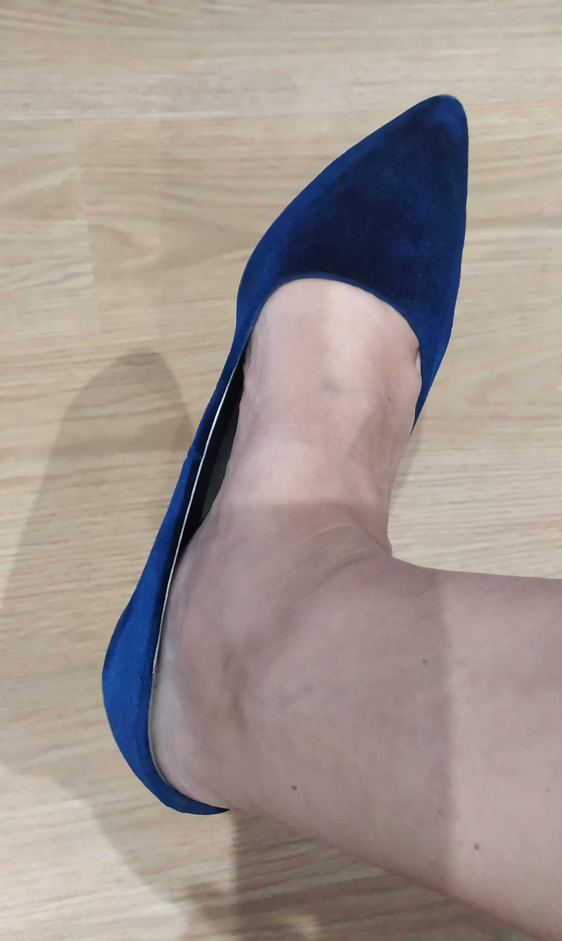 Sapatos azuis salto alto