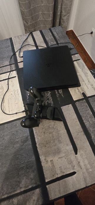 Vendo Playstation 4. (1 TB )