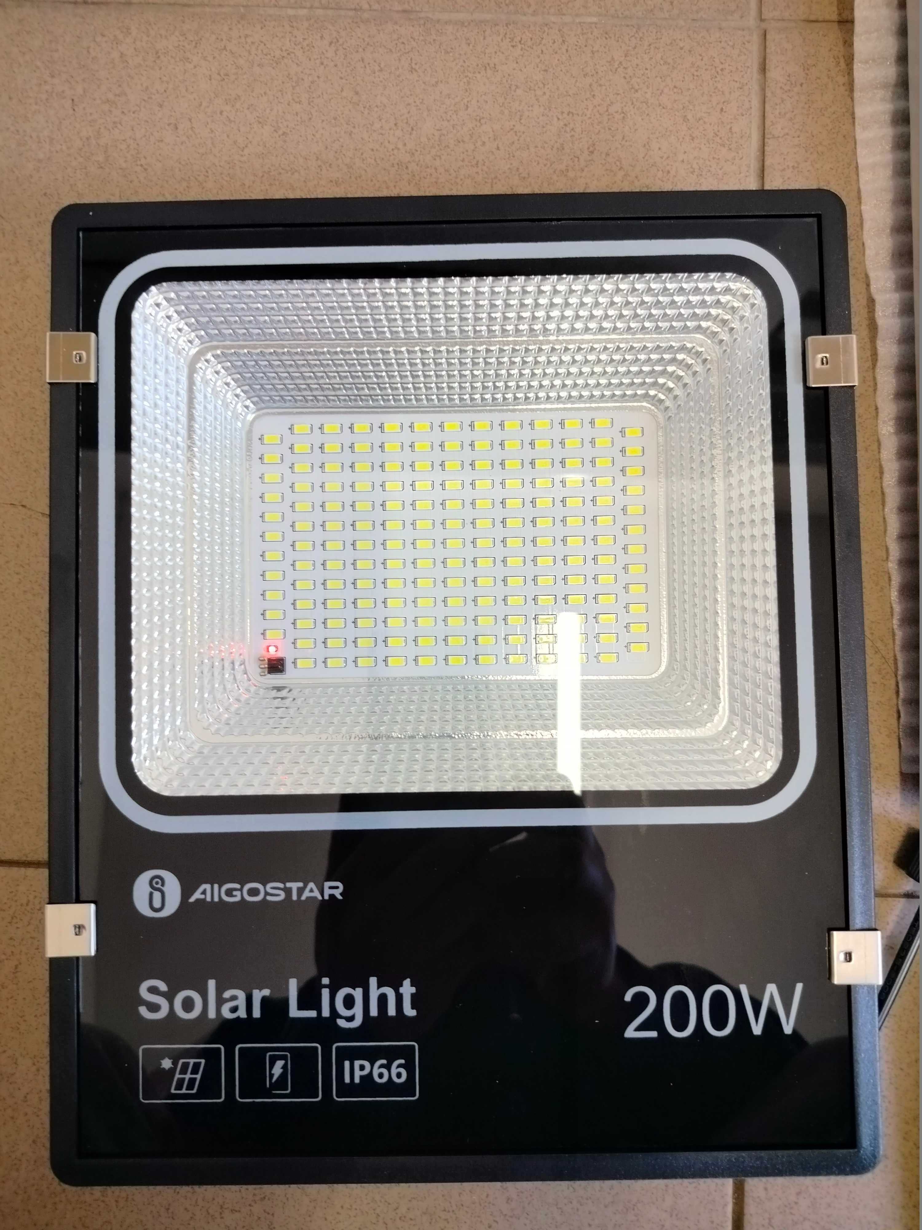 Halogen solarny LED z panelem słonecznym Aigostar 200W