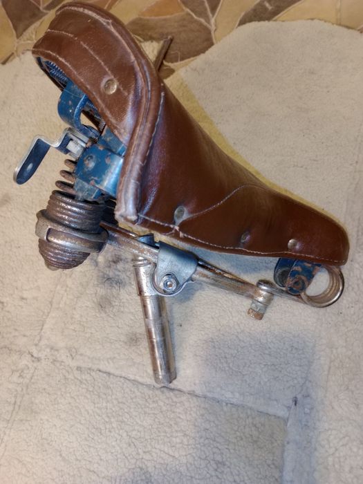 Stare skórzane siodło do motocykla