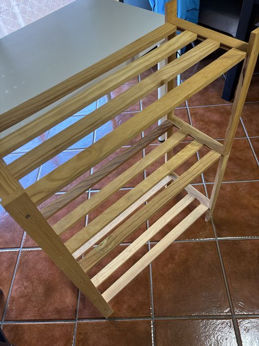 Estante de madeira