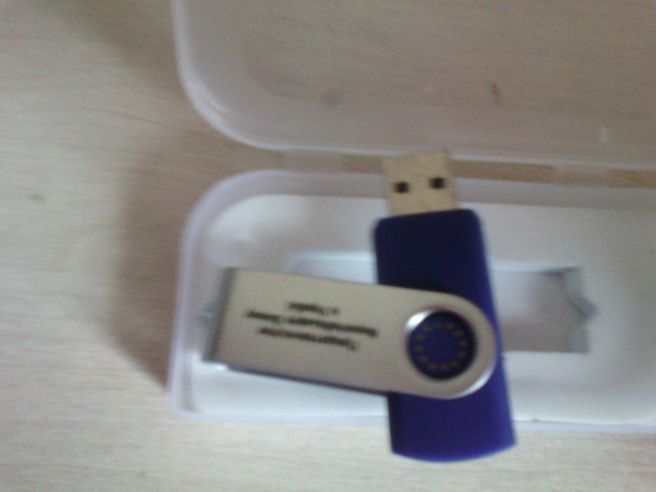 флешка на 32 гб.
