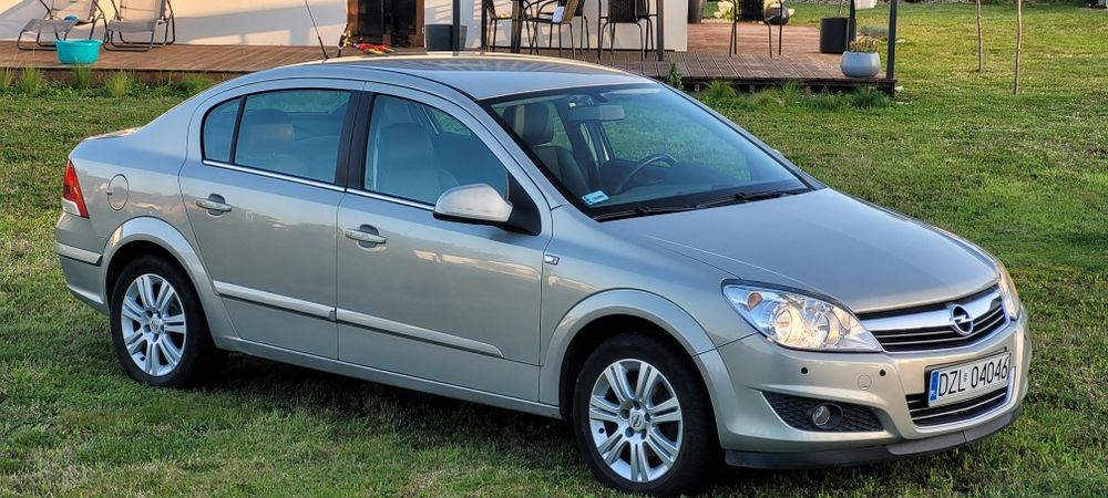 Samochód osobowy Opel Astra H sedan
