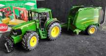 Siku 2465 Prasa do belowania John Deere  Ciągnik John Deere 6920S 1:32