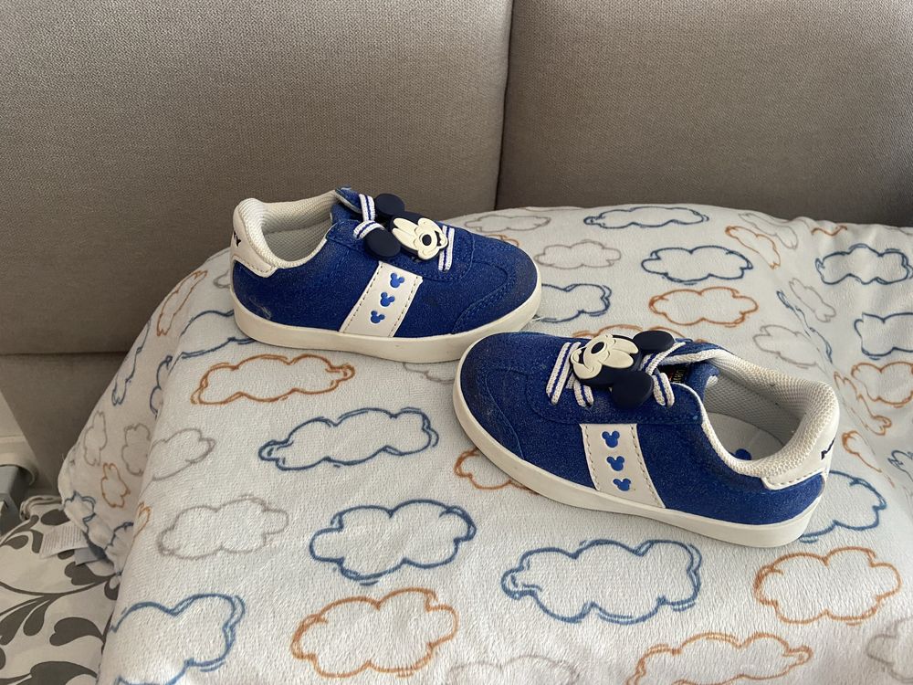 Chinelo, sandalia, sapatilhas e 1 casaco