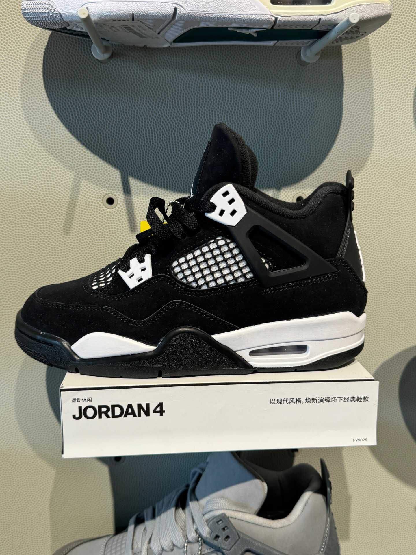 Buty AirJordan4 Retro WhiteThunder UnisexTrampki 37.5