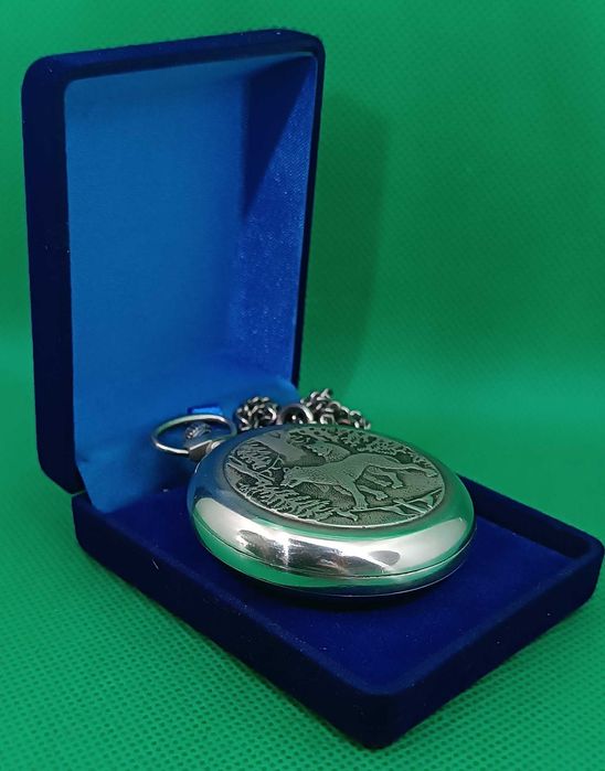 Часы  карманные Молния " Волки " с родной цепочкой в футляре