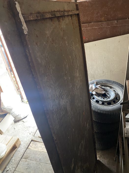 Металеві двері.