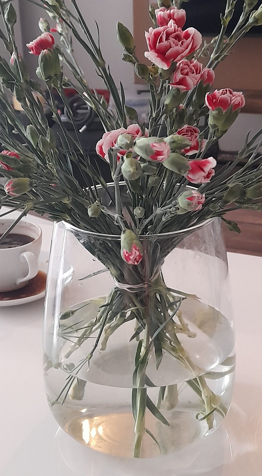 duży wysoki szklany wazon na kwiaty tulipany