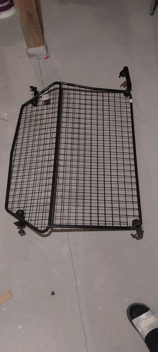 Krat odzielajaca bagaznik od kabiny Skoda superb 2019