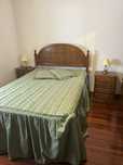 Mobília de quarto (cama c/colchão, mesinha de cabeceira)