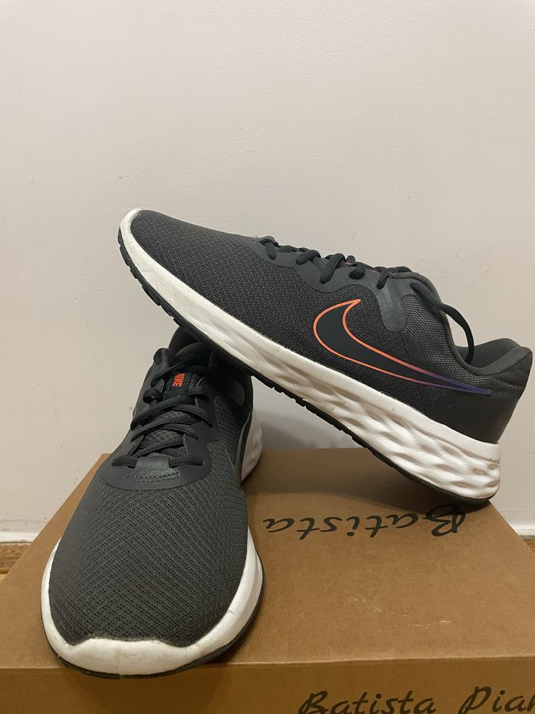 Кросівки чоловічі Nike REVOLUTION 6 NN