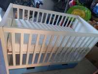 Cama de bebé com colchão