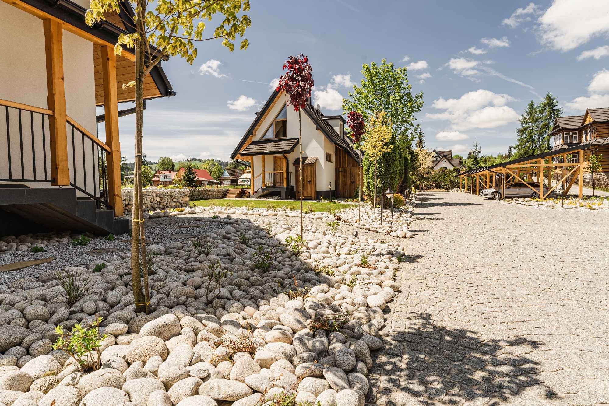 Domki i Apartamenty – Osada Białka Tatrzańska z Pięknym Ogrodem